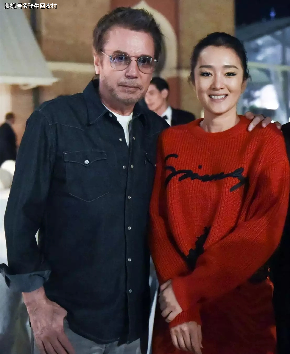 巩俐 巩俐真嫁对了，穿一身红与75岁老公同框一脸幸福，56岁像36岁！_婚姻_经历_演艺