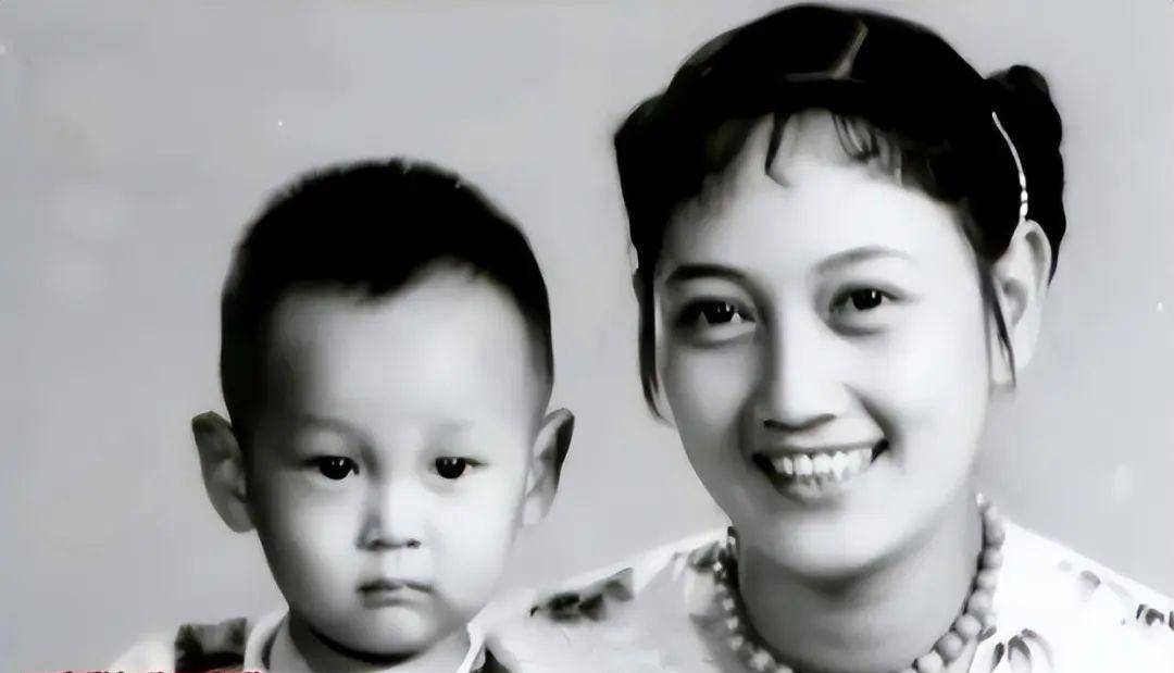 暂缓演艺事业脚步的王晓棠将工作重心转向了孩子和丈夫