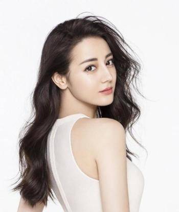 李婷宜出道六年后因出演电视剧《大众电视》而出名.