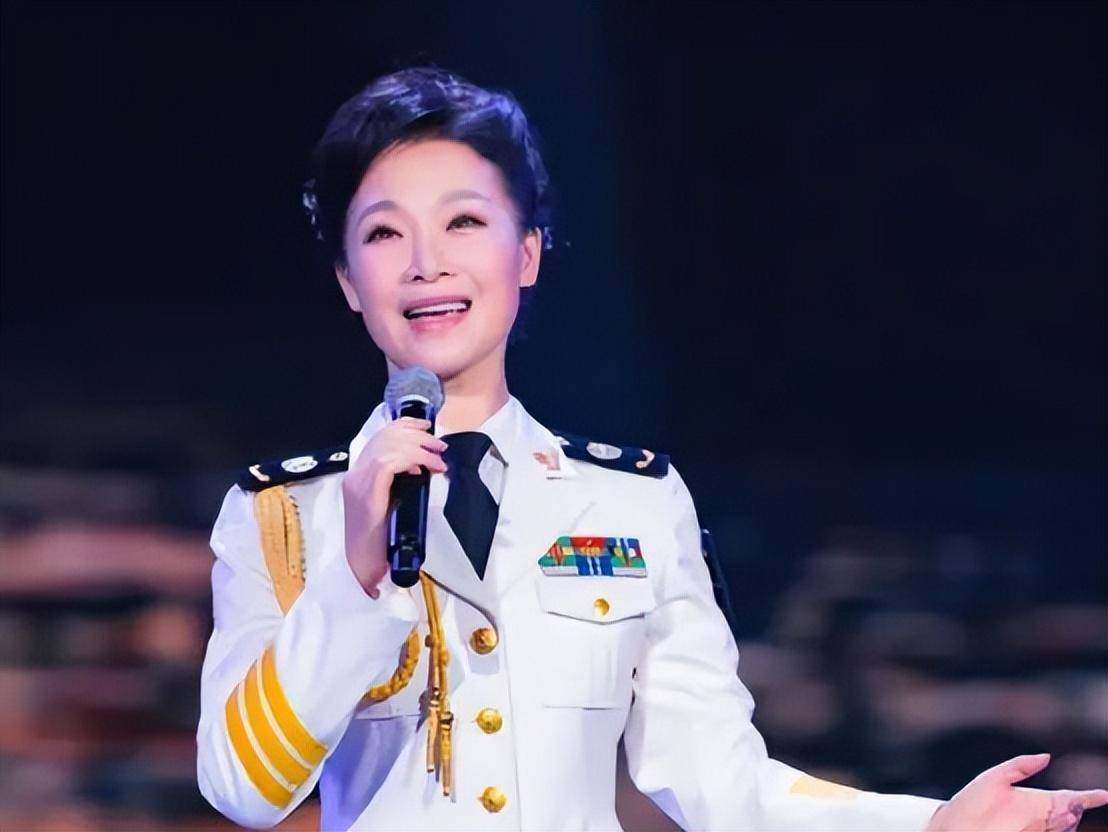 歌唱家吕薇:男友病逝后和妈妈抱头痛哭,52岁未婚她后悔了吗?