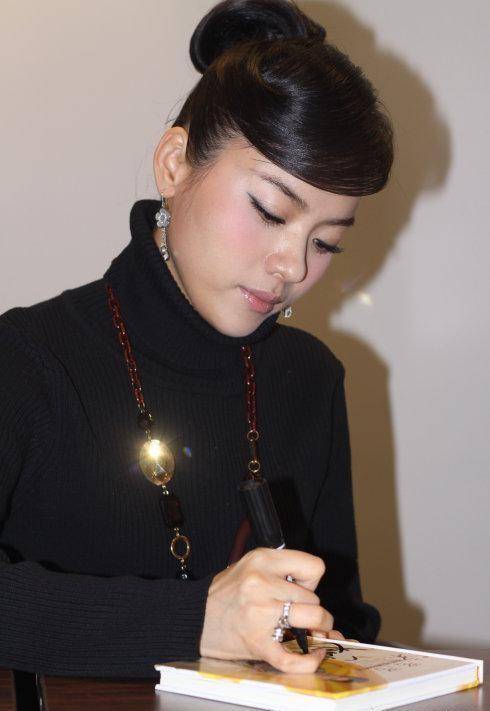 军中绿花陈思思近照,特别漂亮的湘妹子,她45岁了,为何仍然未婚_李双江