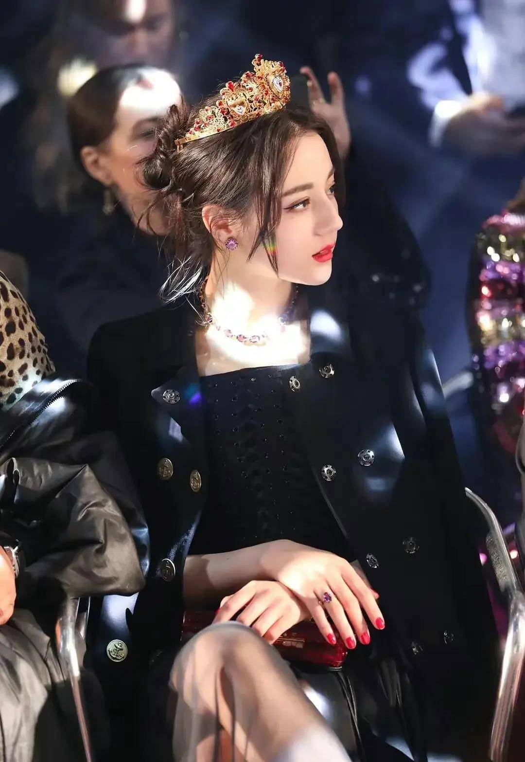 探秘迪丽热巴的魅力:如何成为气质独特的女神?_新疆_挑战_观众