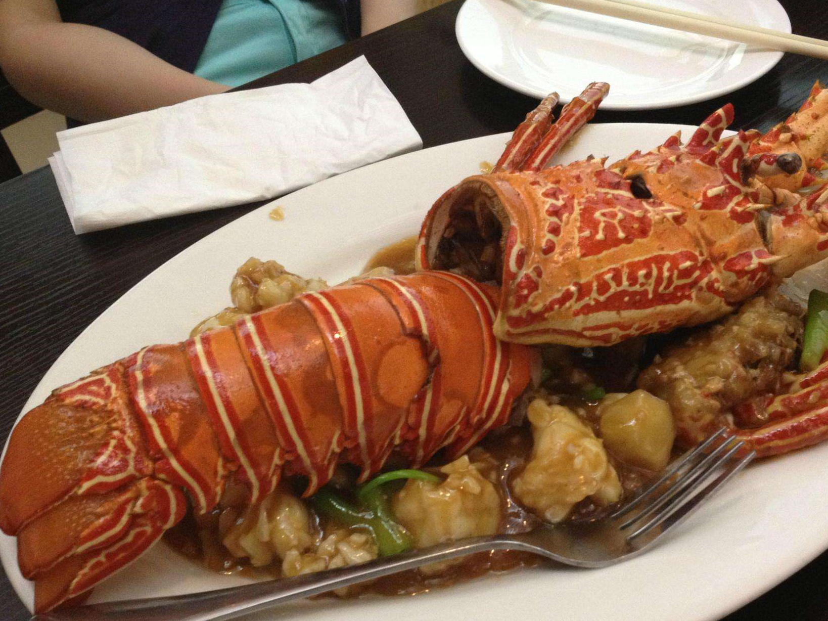 郭德纲相声专场上,吃货粉丝冲上台送澳龙,郭老师一句话逗乐全场_礼物