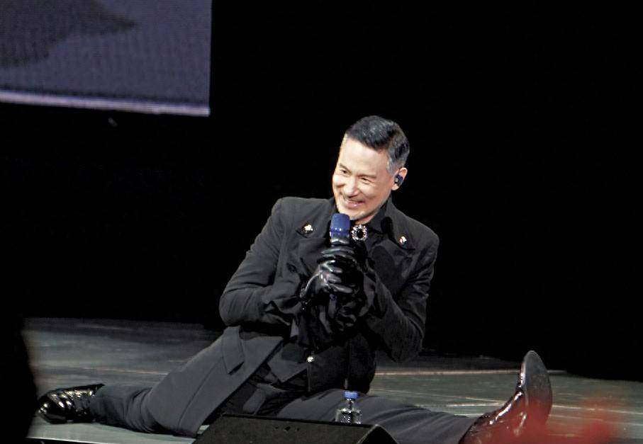 张学友24场演唱会完结感不舍 有心有力不言休_观众_善款_麦克风