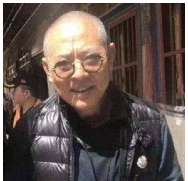 李连杰全家62岁拜庙,利智油腻头发花白,女儿美貌惊人!