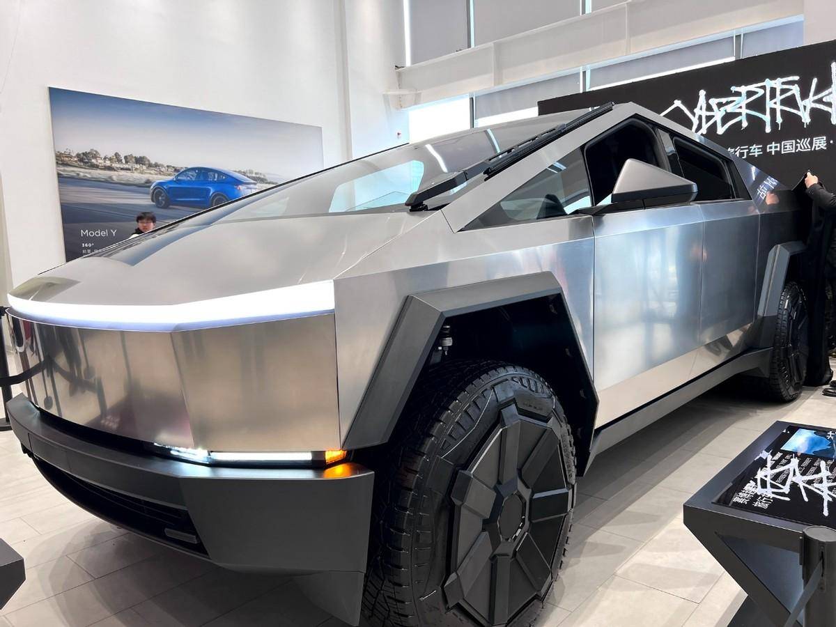 钢铁巨兽 实拍特斯拉赛博越野旅行车 这真的好看?_搜狐汽车_搜狐网