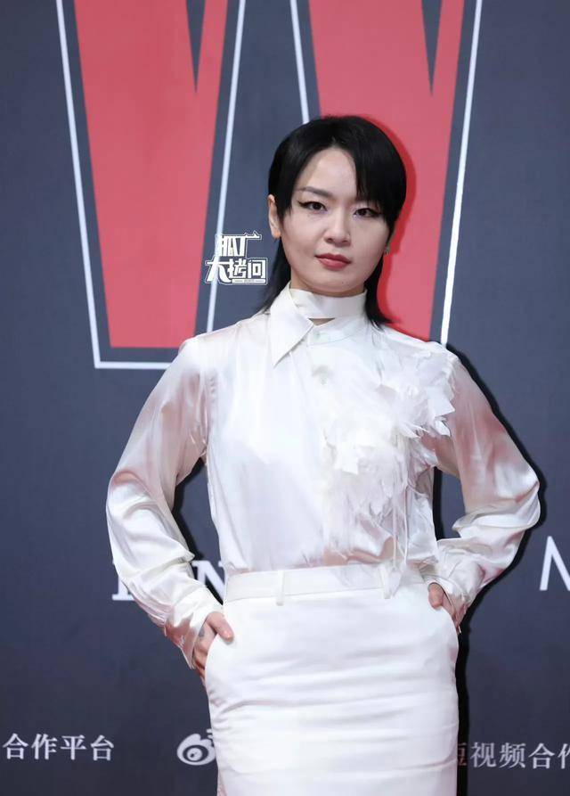 38岁的周笔畅脸蛋清秀,略显浮肿,皮肤状况比李宇春稍差.