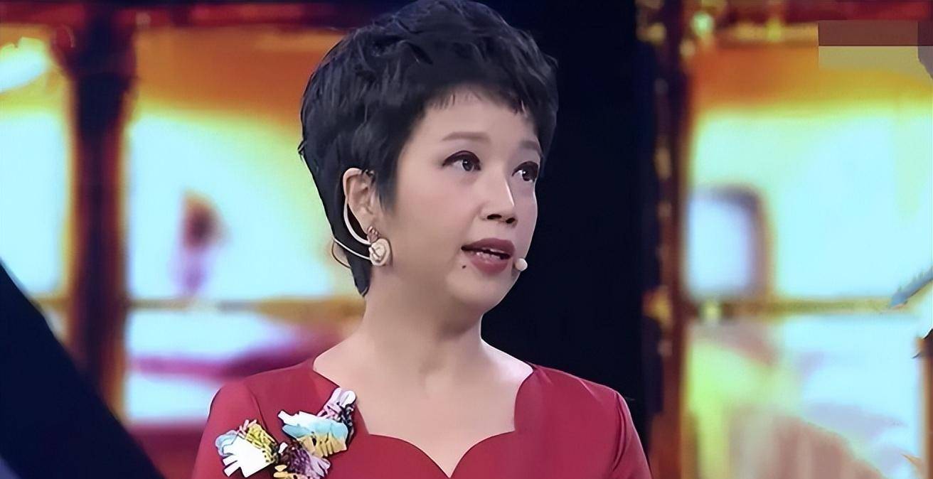 央视主持黄薇:照顾瘫痪父亲11年,让母亲晚年幸福,如今咋样?