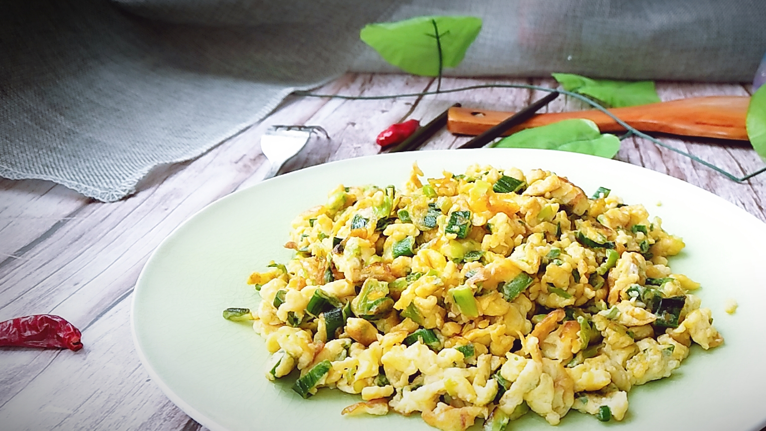 这菜是天然青霉素,用它炒鸡蛋,比番茄鲜比韭菜香,常吃防流感_蒜苗