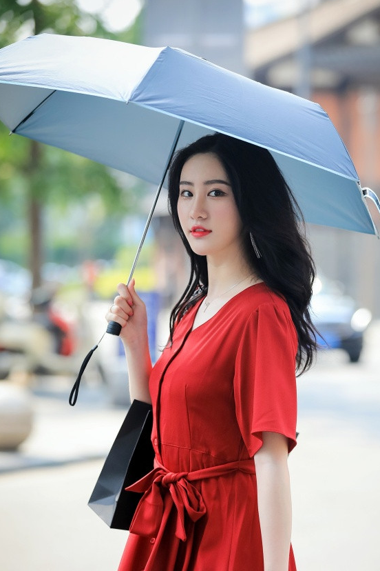 街拍:时尚美女们的日常穿搭,好身材就应该秀出来_黑色