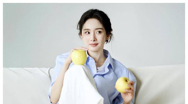 杨幂采访赢得好评,自我剖析演技问题,闺蜜误事成抢手话题_明月_晚会