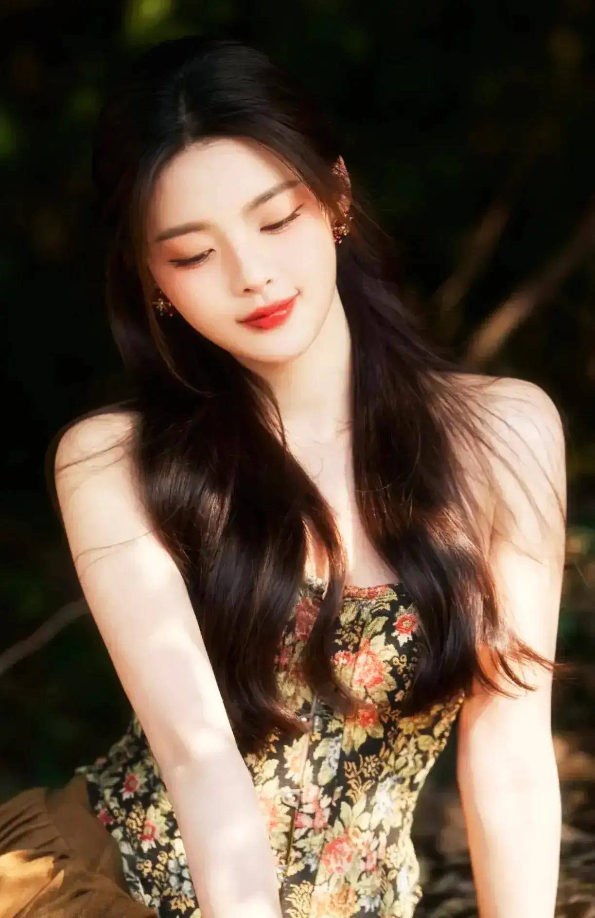 杨超越:青丝素衣翠裙飘,诗意风韵的美人,才华横溢的佳人