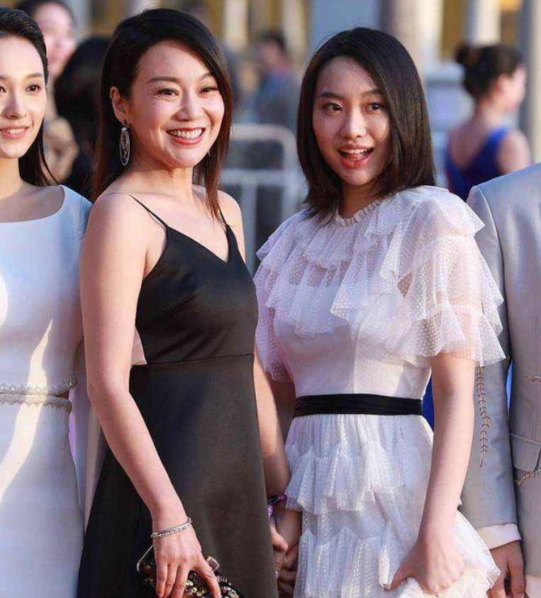 闫妮女儿邹元清:从不看妈妈拍的电视剧,最放心不下分手的母亲_邹伟