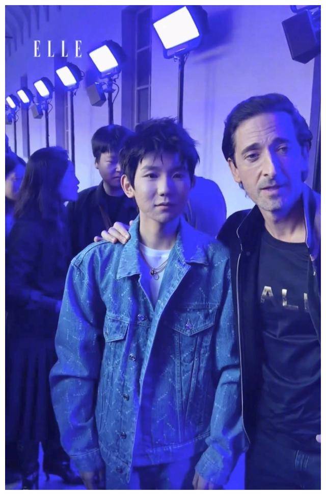 按理说,正常情况下,王源的大学四年课程应该在去年就毕业了.