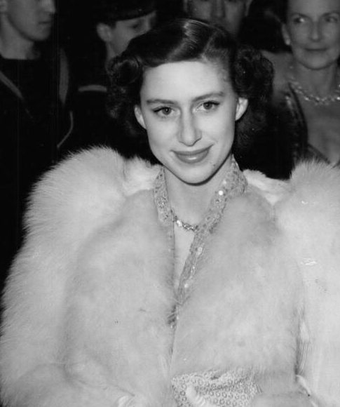 20岁出头的公主爱上了一个比自己年长16岁的飞行员彼得·汤森上校