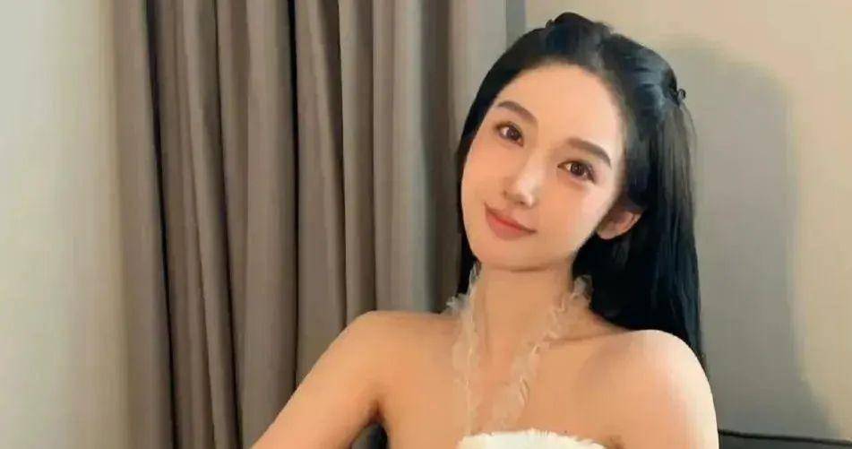杜美珠说:身高170,90斤.她说,吴亦凡有一个专门"选妃"的微博.