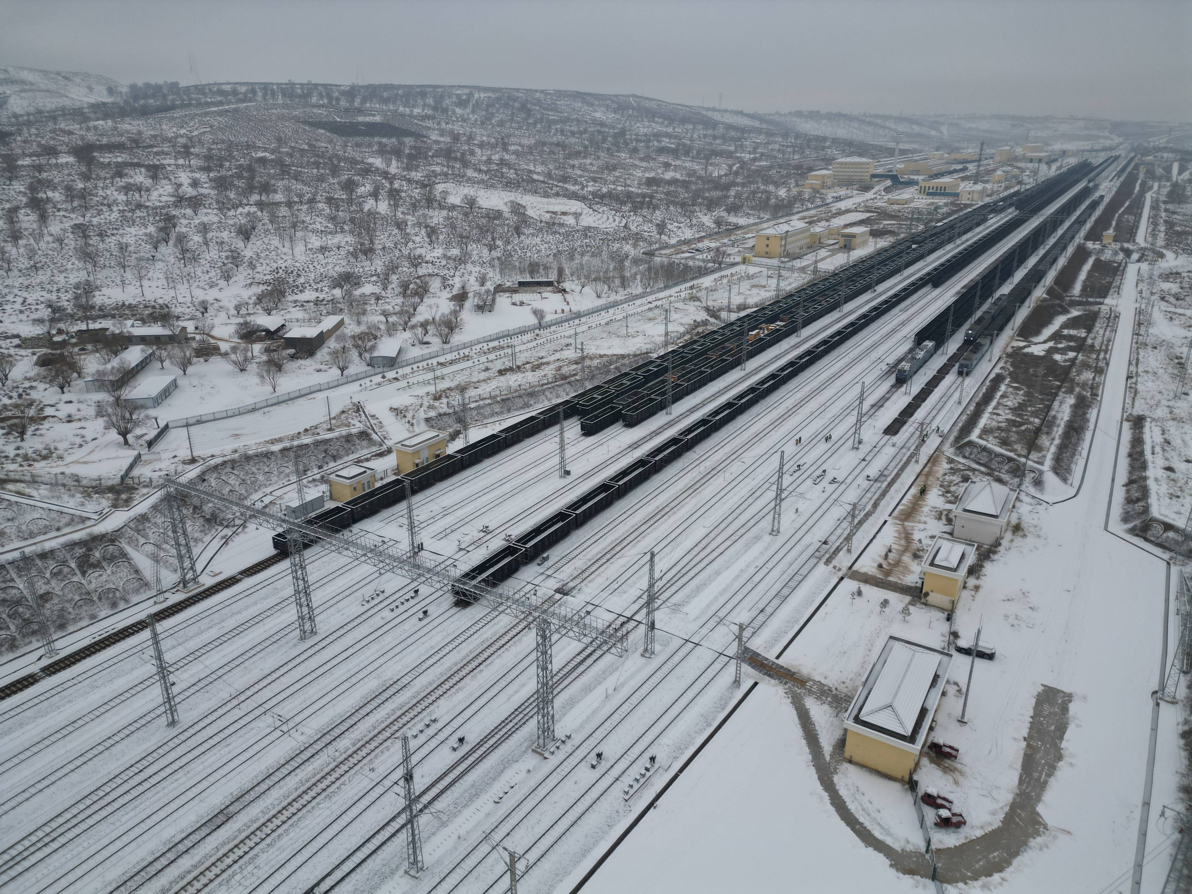 浩吉铁路煤炭运量突破800万吨,全力保障群众温暖过冬_运输_需求_次