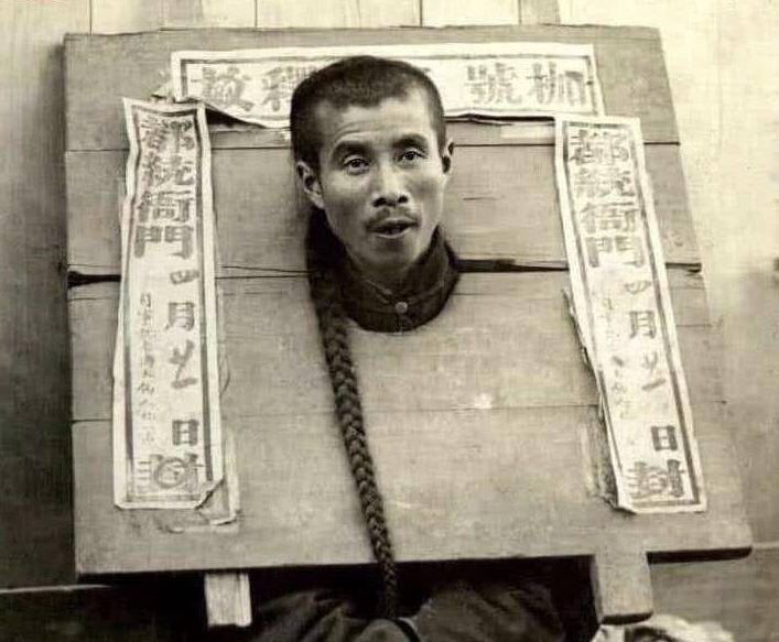 为什么押解流放的女犯人如此抢手,真相比现实更残酷_古代_枷锁_官差