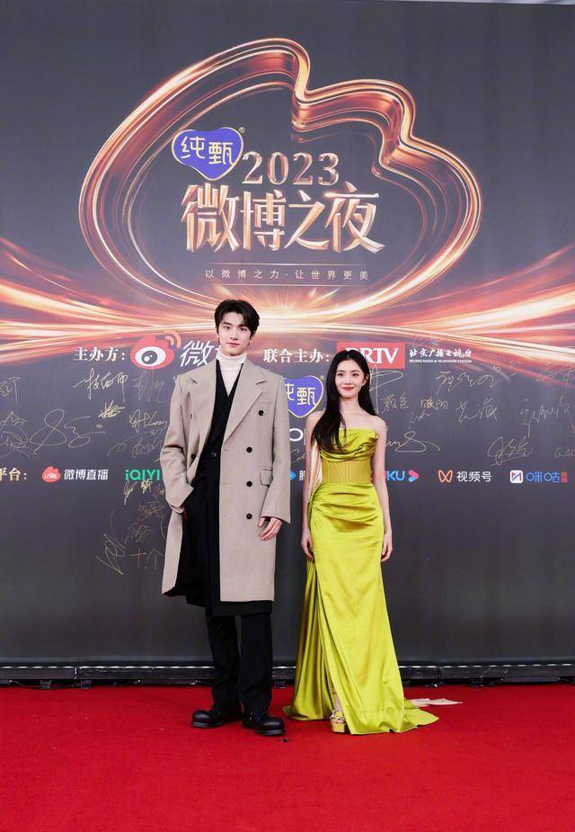 微博之夜:杨紫朱一龙获king和queen,田曦薇娜扎深v抢镜顶流同框_网友_