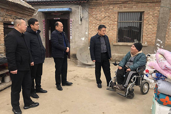 杞县副县长王强带领残联相关负责人新春慰问残疾人王六勇一家_裴志武