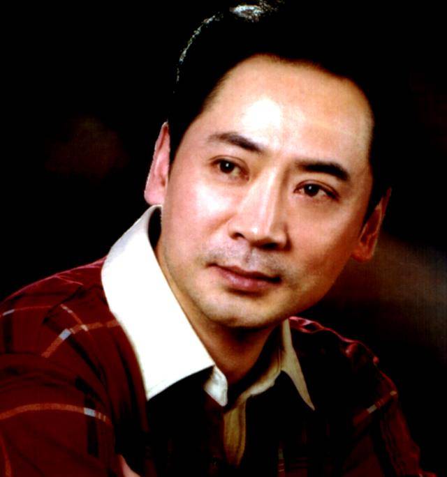 演员刘劲:娶初恋为妻,婚后生一女,为何回家后不爱说话