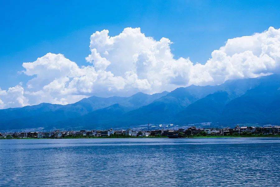 "上关花,下关风,苍山雪,洱海月",苍山巍峨,洱海温润,观春深如海,赏春