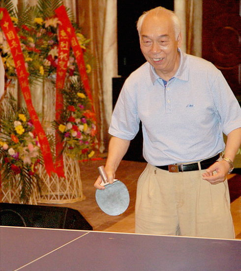 (张燮林)05(戴丽丽与队员交流)2000年,戴丽丽在温州创办乒乓球俱乐部