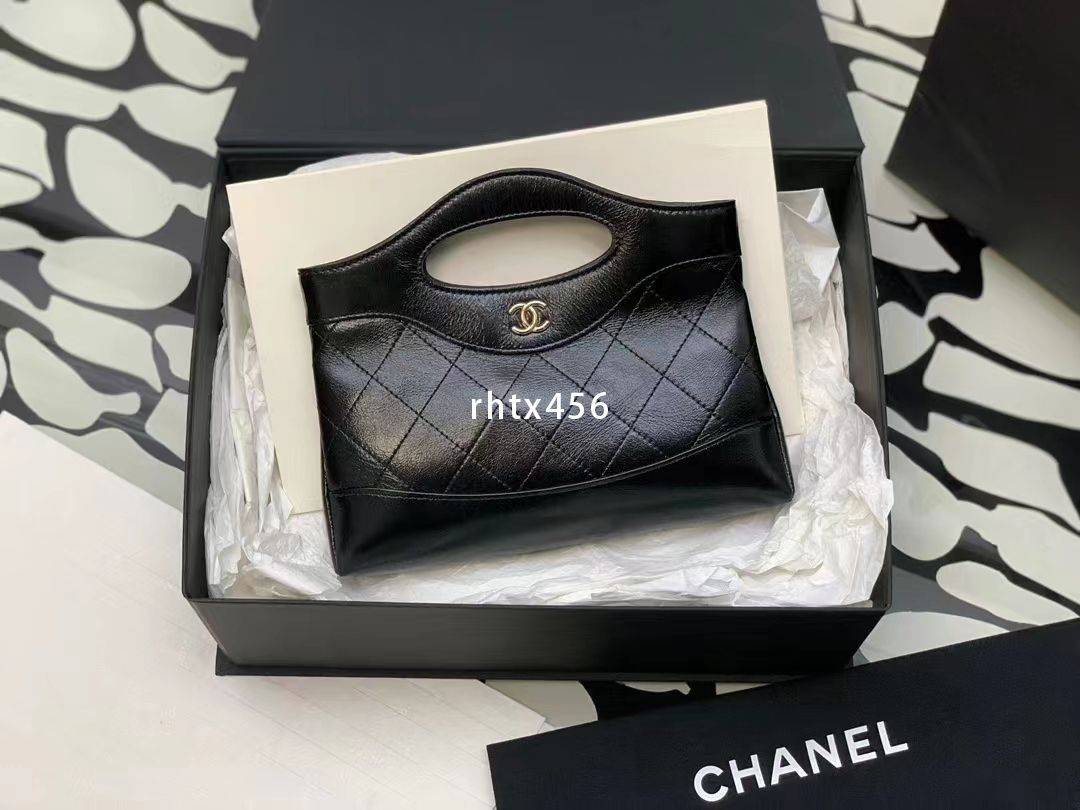 赛琳(celine):赛琳是法国的奢侈品品牌,其包包设计简洁,优雅,强调