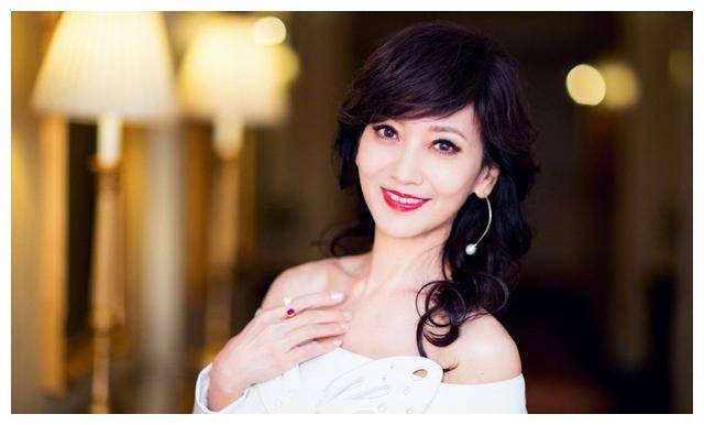 62岁利智近照曝光,外貌惊人转变大,网友直言与赵雅芝相比也不逊