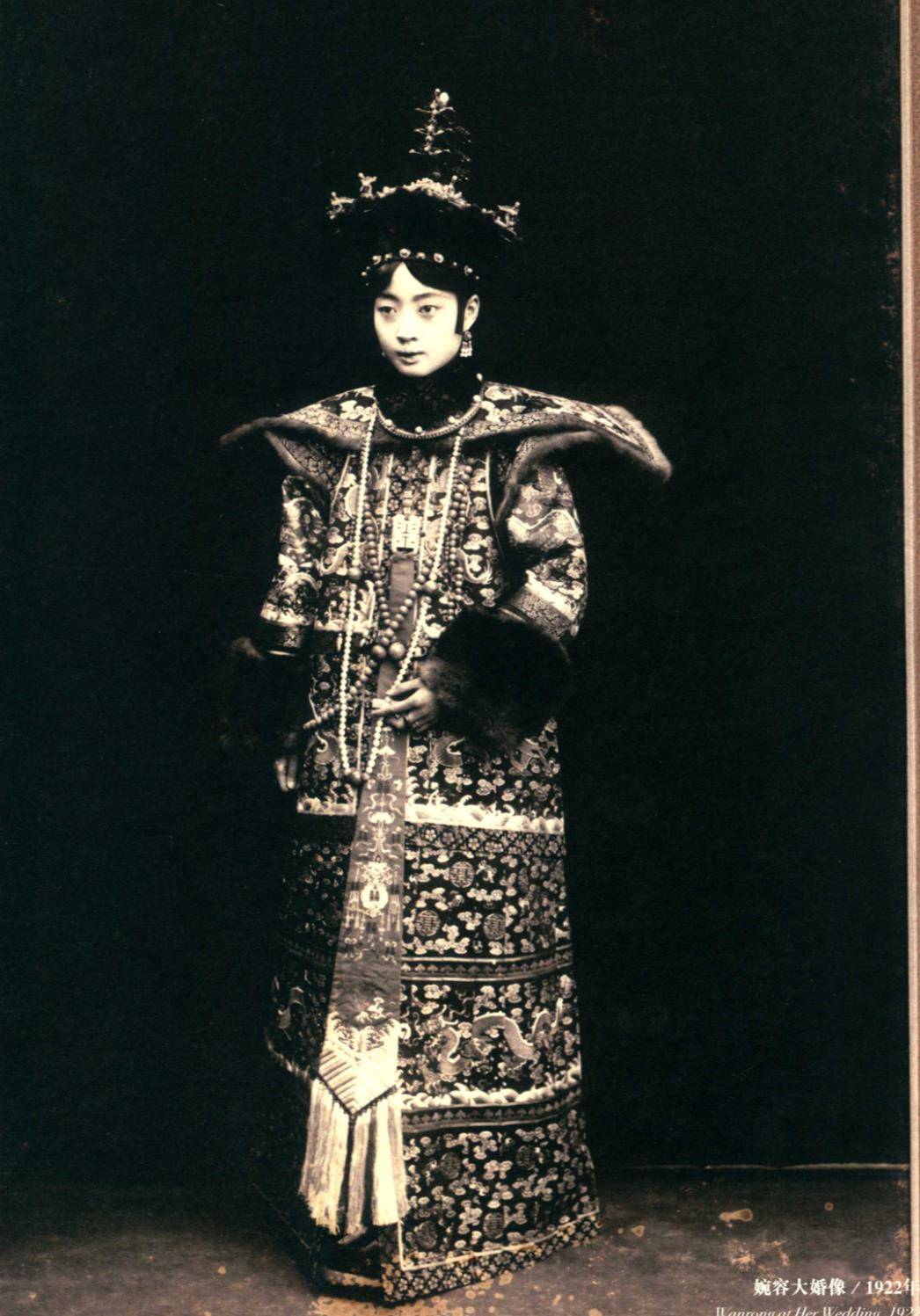 婉容生下个女婴,未曾有过儿女的溥仪,为何将孩子丢进了火炉?