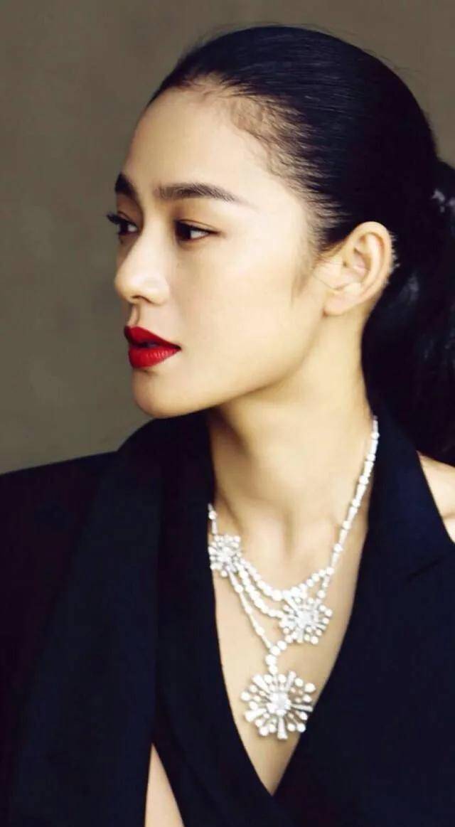 是一名中国内地的主持人兼影视演员,拥有国际新闻专业本科,传播学硕士