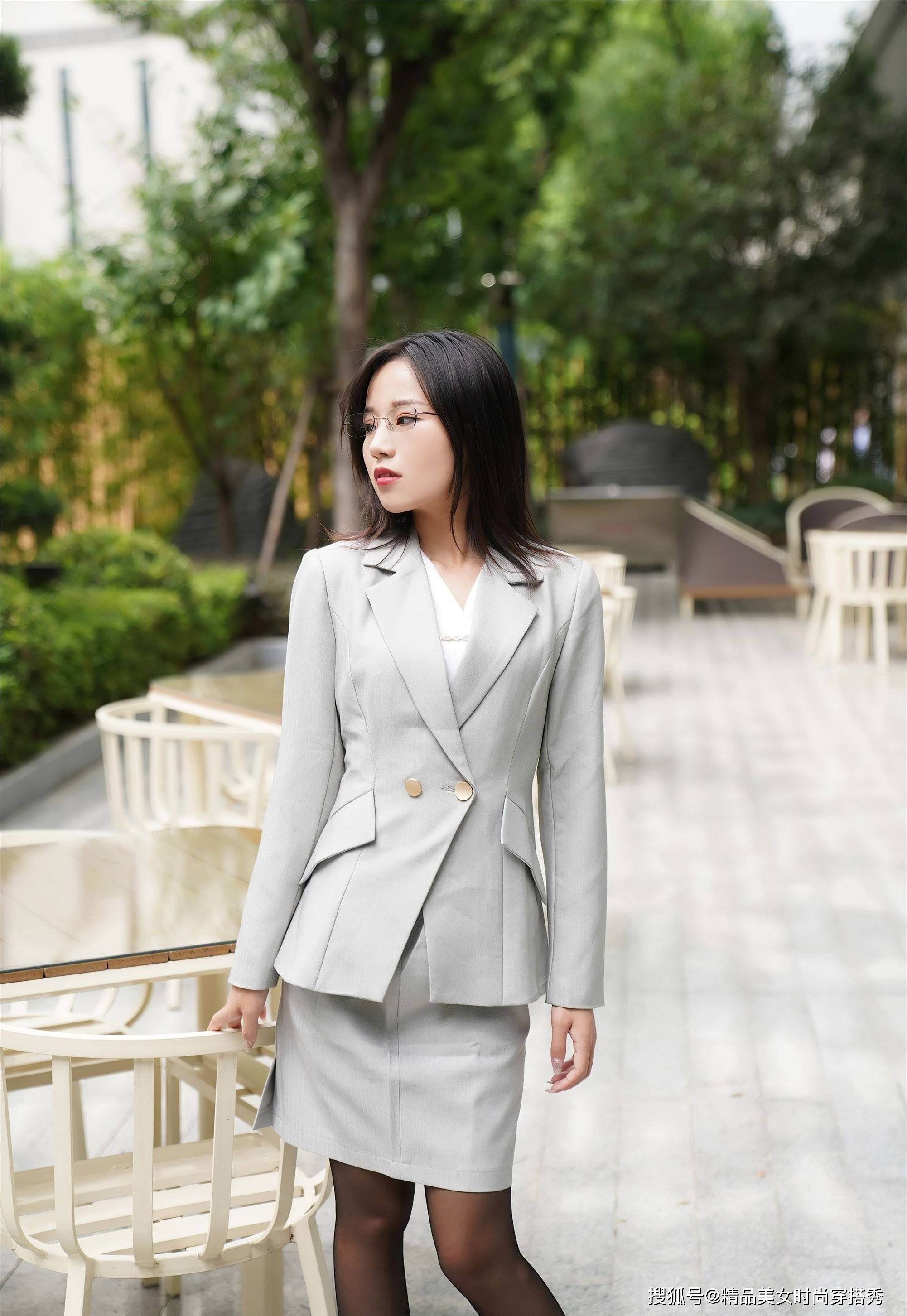 美女穿包臀短裙套装,内搭白色衬衫,再加上黑色丝袜和高跟鞋,简直太吸