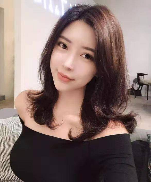 不过米娜是模特出身,能够在韩国站稳脚步,拥有很高的人气,就连娱乐圈