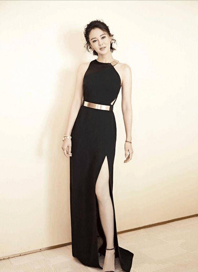佟大为老婆关悦穿得真高调,穿黑色高开叉连衣裙,气质