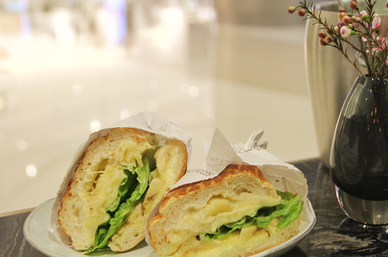 吃沙拉和三明治,当然要搭配一杯翻越万水千山,只为今日相见.