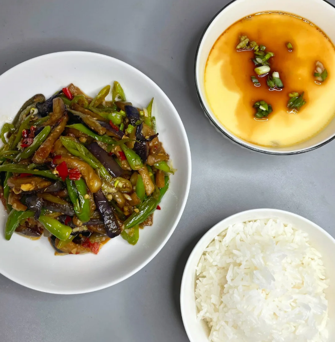 晒一人餐走红朋友圈,每顿花费10元,一年存10万_生活_李婉_晚餐