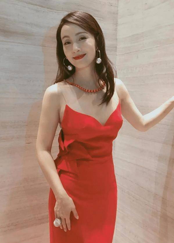 被陶虹的"蜜桃臀"惊艳,穿红色连衣裙藏不住凹凸感,48岁真有料_设计