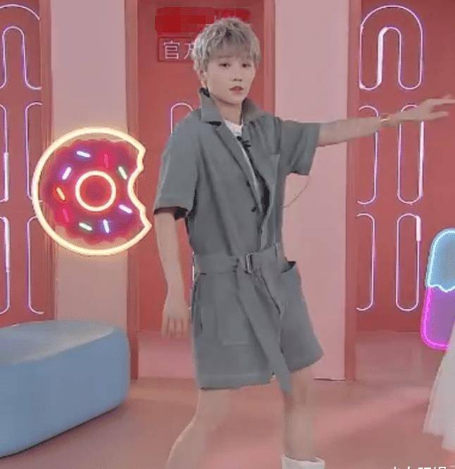 景甜刘雨昕跳舞,镜头特写二人动作,演员和女团队员的