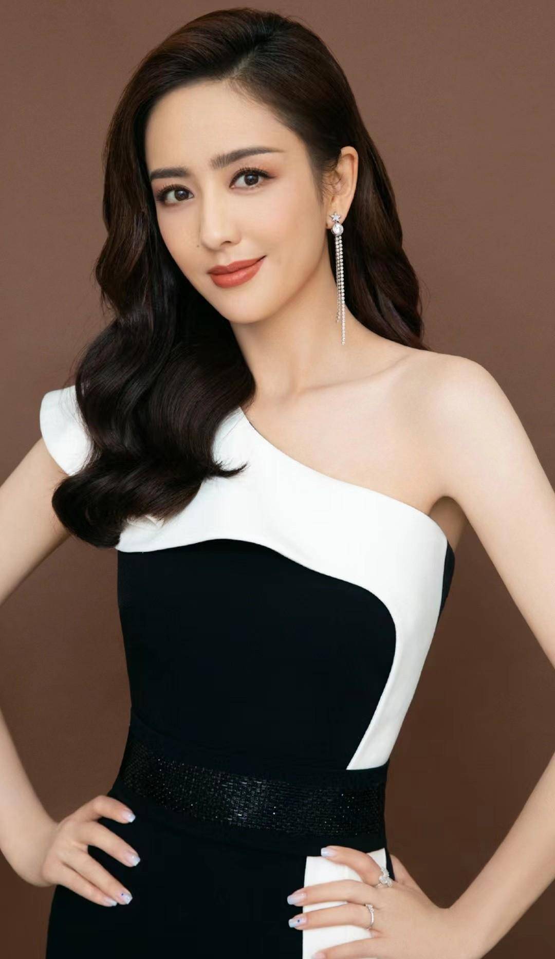 新疆异域时尚女星大比拼,各个貌美如花,谁说成名一定要靠颜值?