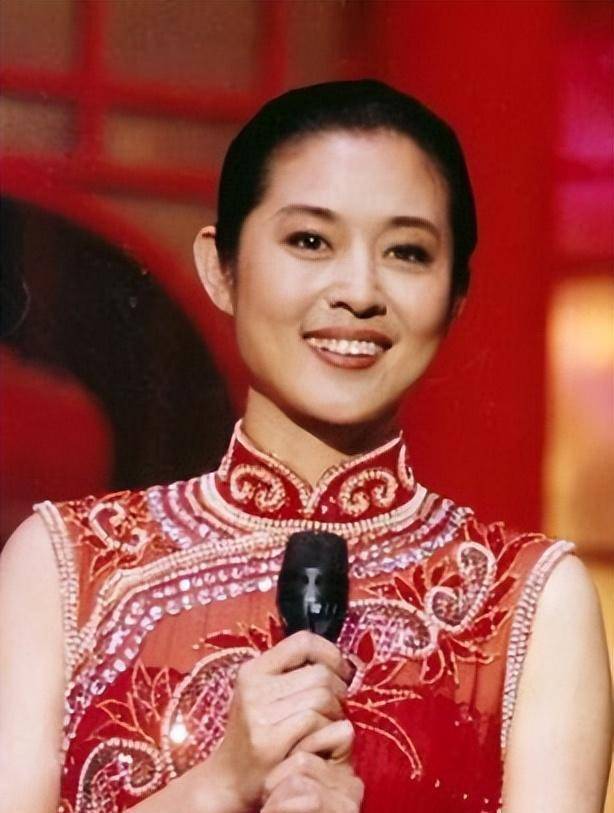 倪萍:五次恋爱,三婚两离,同居六年惨被抛弃,47岁收获真正爱情_姥姥