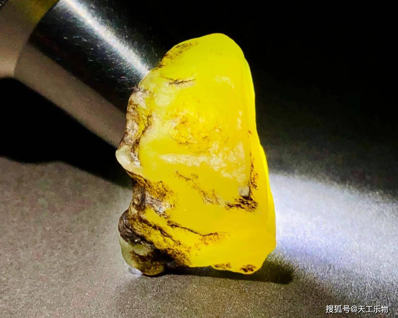 最硬最刚的和田玉！料性奇特的若羌黄口料！_搜狐网