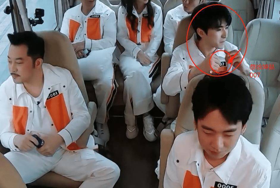 《跑男》热播,蔡徐坤舔链子引热议,我却关注他对baby的暖心照顾_杨颖