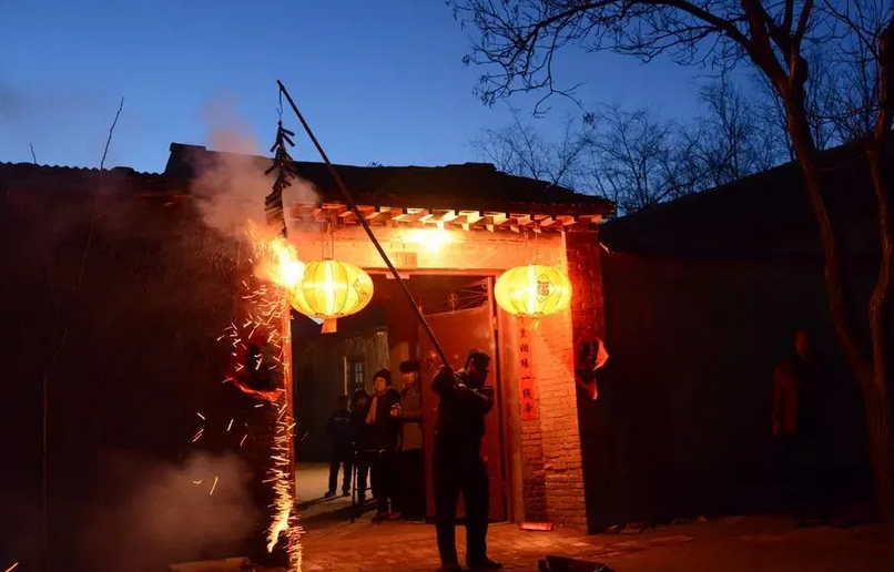 在这一夜,家家户户的火炉要保持燃烧,灯火要通明,象征着温暖和光明