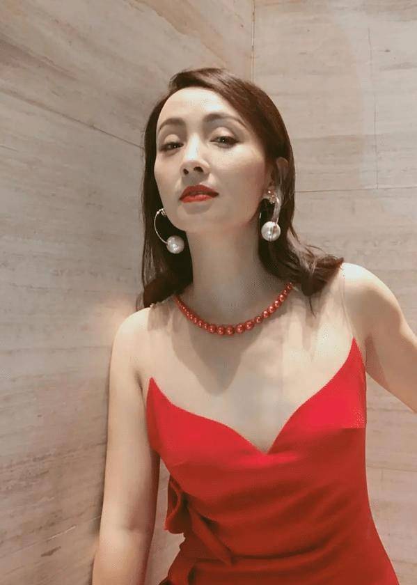 被陶虹的"蜜桃臀"惊艳,穿红色连衣裙藏不住凹凸感,48岁真有料_设计