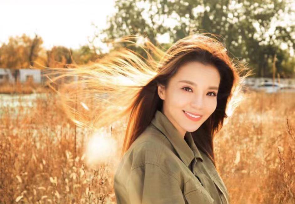 春晚女主持朱迅,17岁只能在日本扫厕所,花了20年才