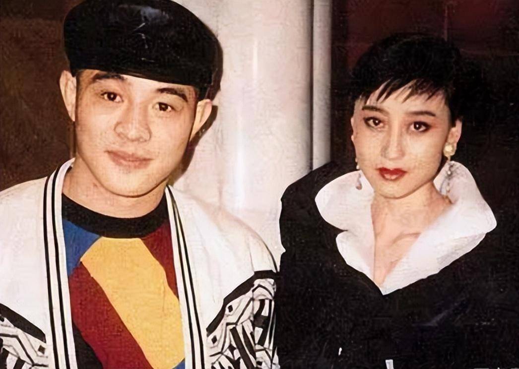 李连杰近照曝光:扎小辫,满脸黑色老年斑,和利智跪坐念经引热议_尼泊尔