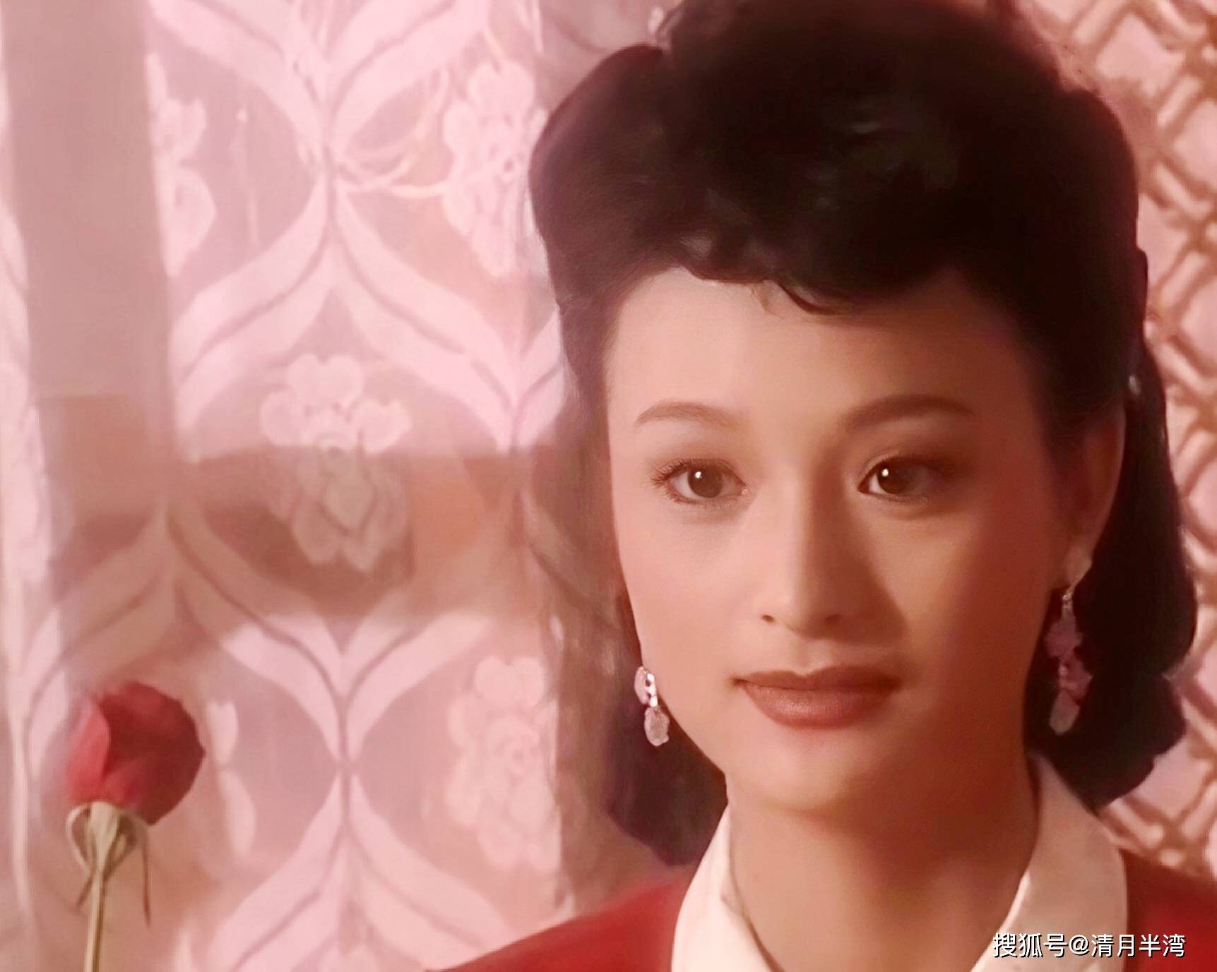 演的是个风尘女,但陈丽峰那古典婉约的气质却赋予了角色温婉的端庄美