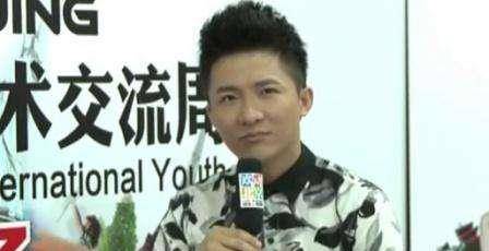 他曾是"电视最帅主持",却在巅峰时坠楼身亡,成为母亲一生的痛_边策