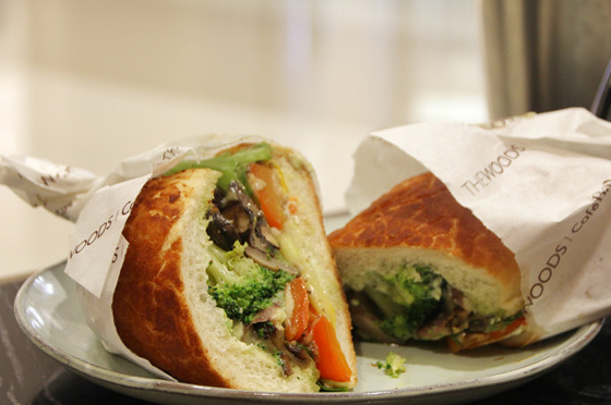 吃沙拉和三明治,当然要搭配一杯翻越万水千山,只为今日相见.