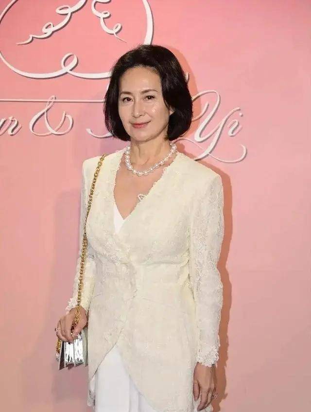 61岁何超琼瘦出新高度!漫画腿,穿蕾丝外套配吊带短裙,真美